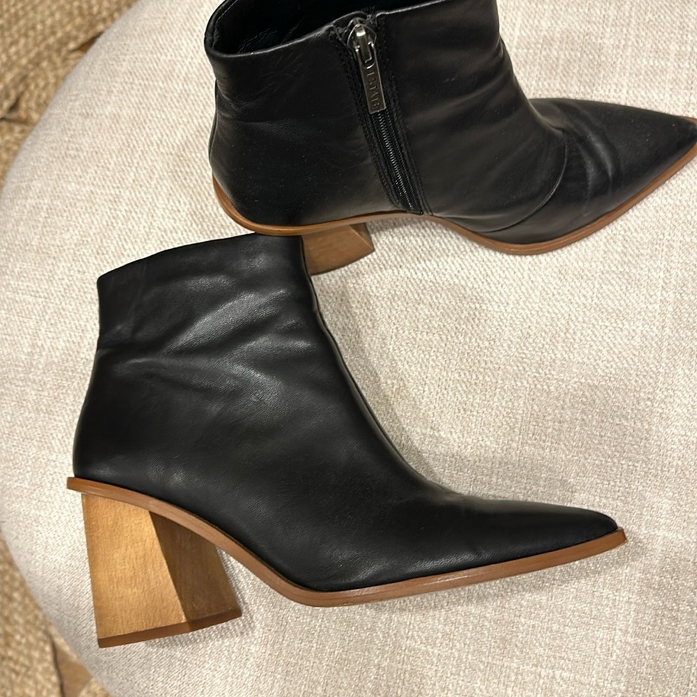 1 State size 7 black ankle boots